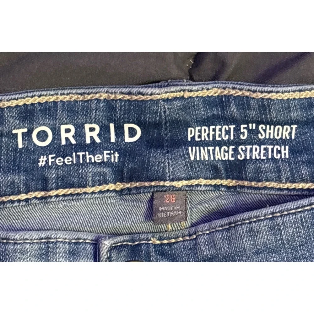 Torrid Women's Medium Wash Studded Raw Hem Denim Shorts Size 26